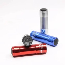 Torche Uniross 9 LED Alu avec 3 piles AAA