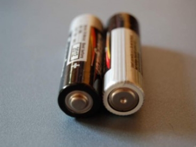 Quelle est la différence entre une pile lithium et une alcaline  ?